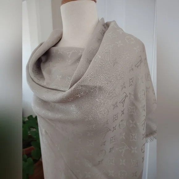 Louis Vuitton Monogram Chale Shawl - Picture 6 of 9